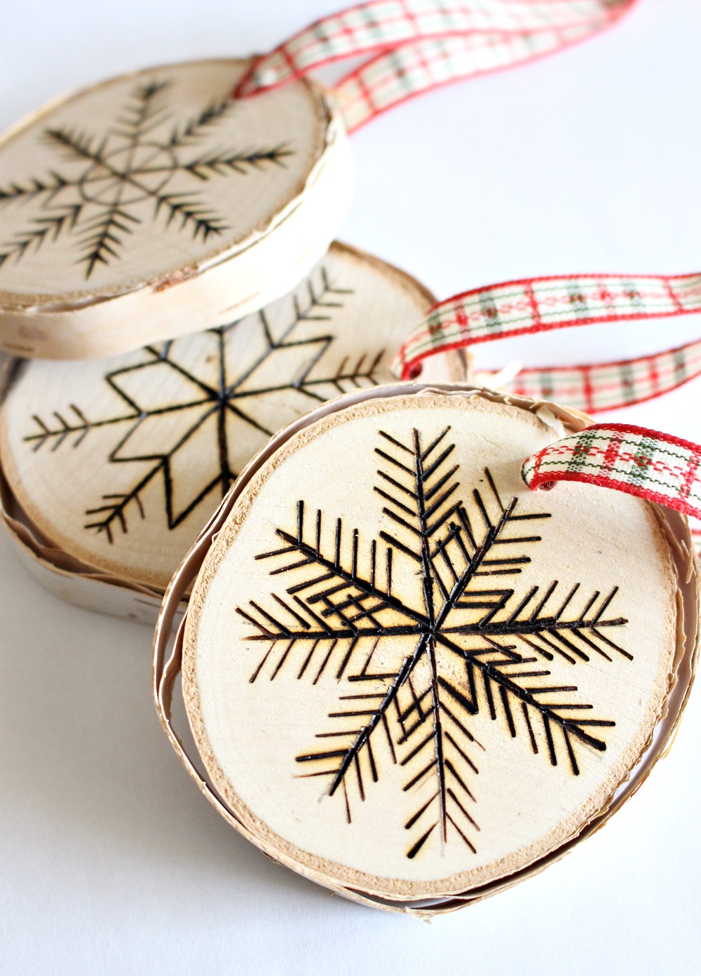 DIY Wood Burned Birch Slice Ornaments | Dans le Lakehouse