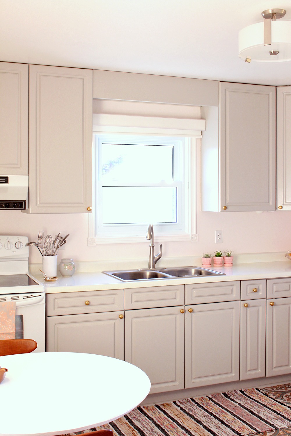 Budget-Friendly Pink, Grey and Gold Kitchen Makeover | Dans le Lakehouse