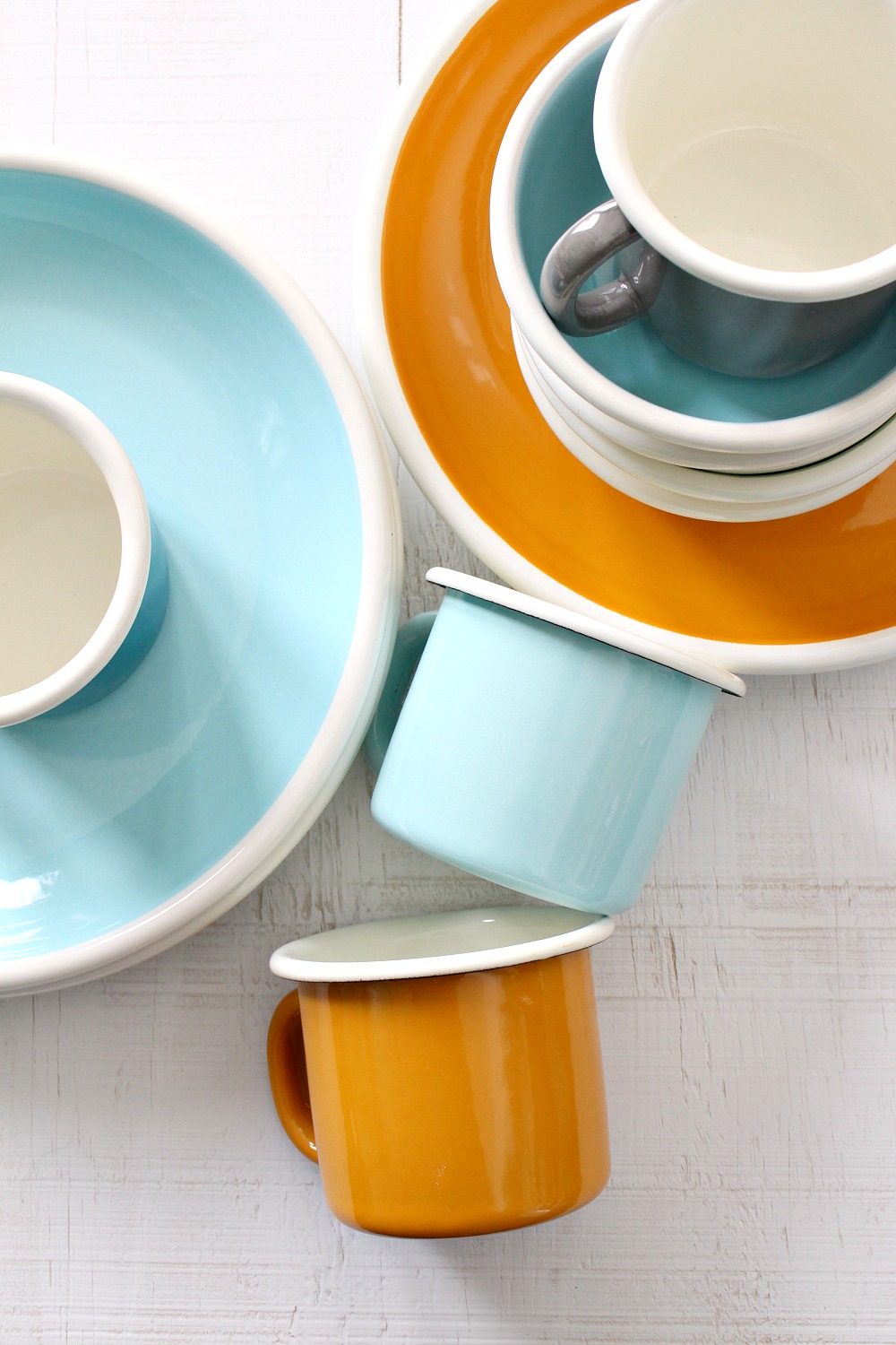Modern Enamel Mugs And Dishes For Around The Camp Fire Dans Le Retro Enamel Mugs And Plates