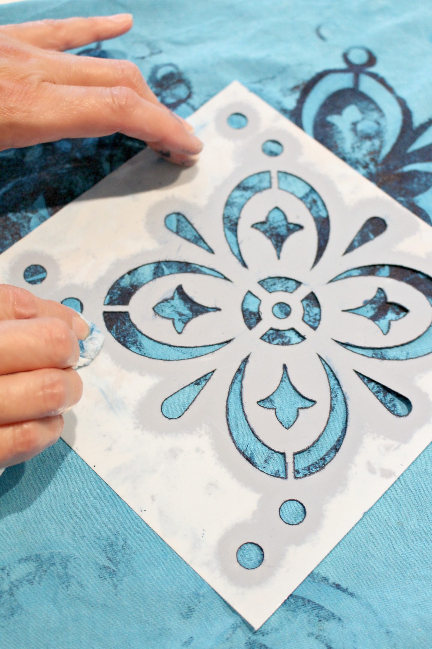 DIY Stenciled Fabric How To Stencil Fabric Dans Le Lakehouse