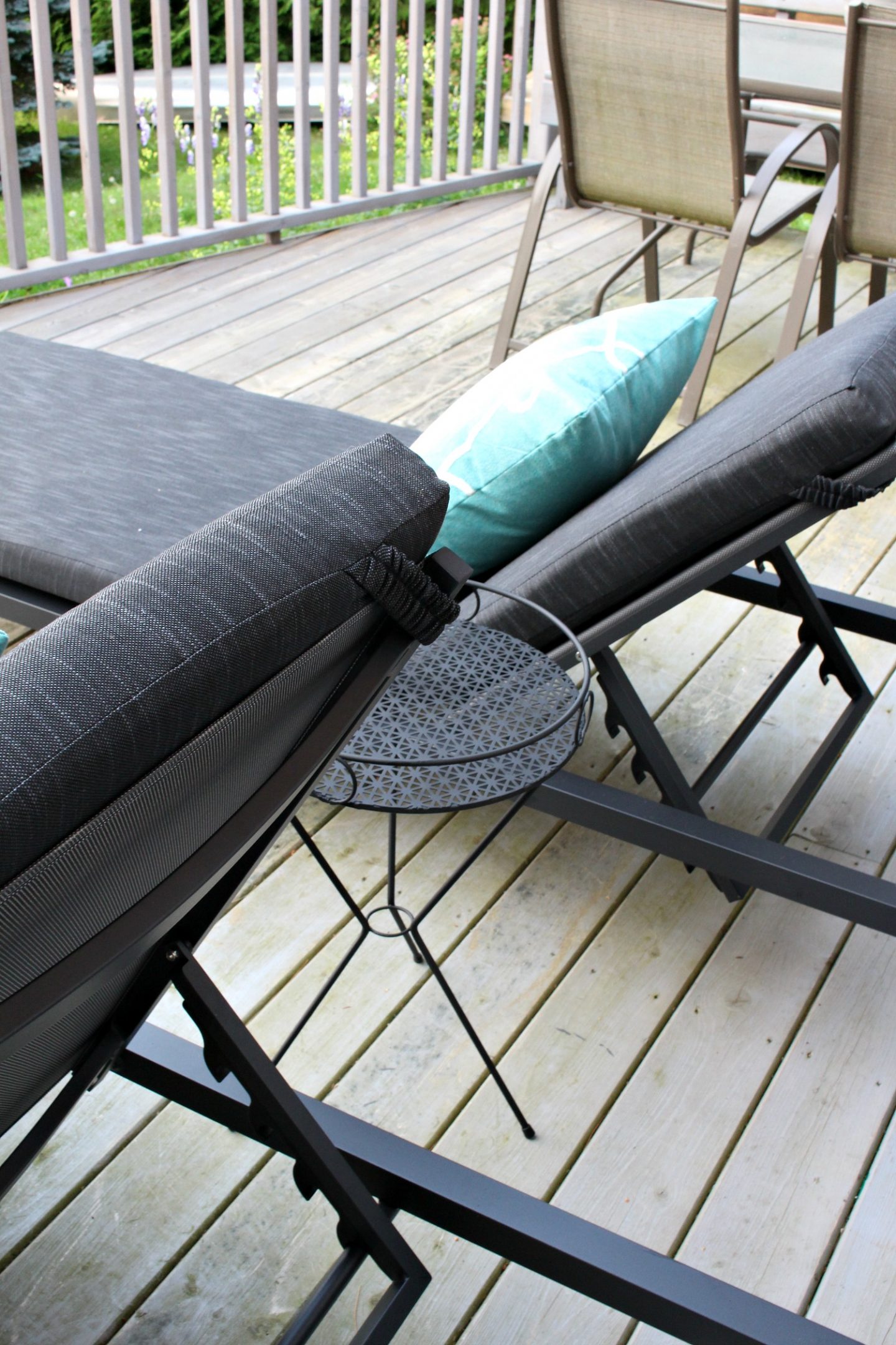 New Modern Patio Loungers Dans le Lakehouse