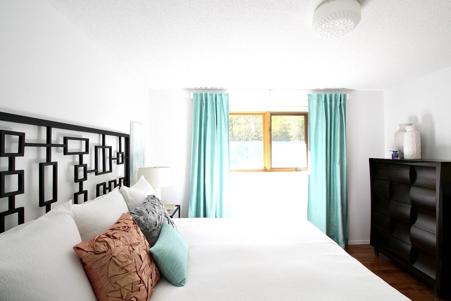 Peaceful Bedroom Decor Makeover with Muted Pastels | Dans le Lakehouse