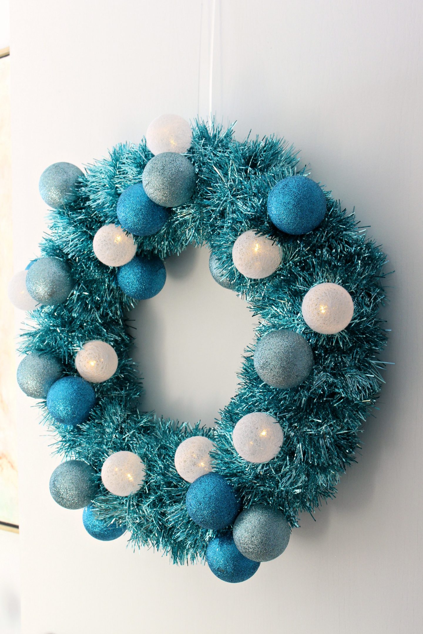 DIY Tinsel Wreath with Retro Vibes #diychristmas #tinsel #tinselwreath #retrochristmas