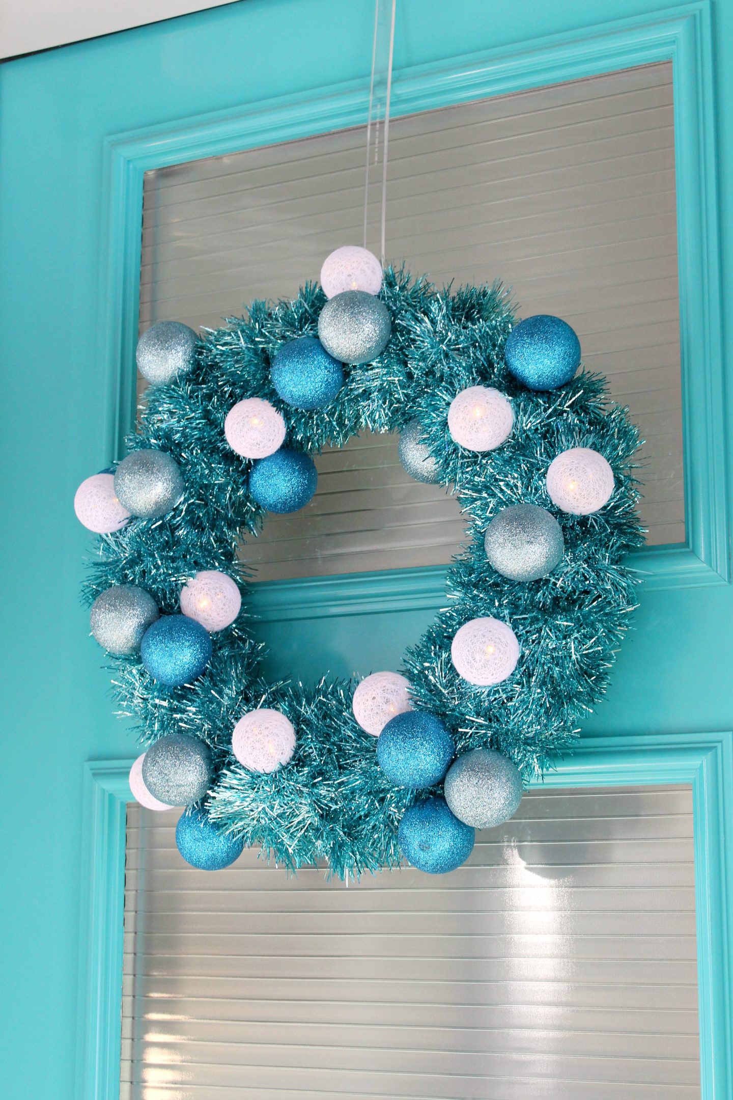 DIY Tinsel Wreath with Retro Vibes #diychristmas #tinsel #tinselwreath #retrochristmas