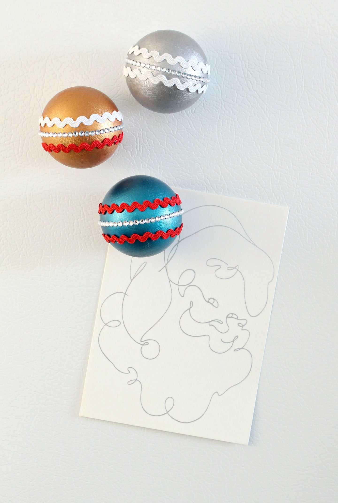 DIY Vintage Ornament Inspired Magnets | Mid-Century Inspired Christmas Decor | Retro Christmas Craft Ideas | Dans le Lakehouse #christmas #ornament #vintageornament #carddisplay