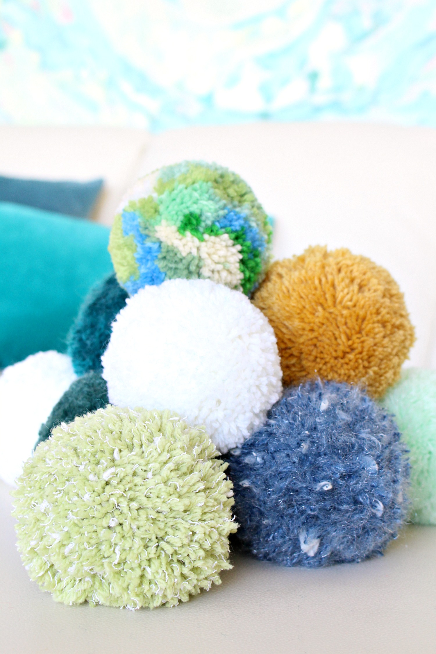 Hver uge Alarmerende kombination DIY Pom Poms | How to Make Fluffy Pom Poms | Dans le Lakehouse