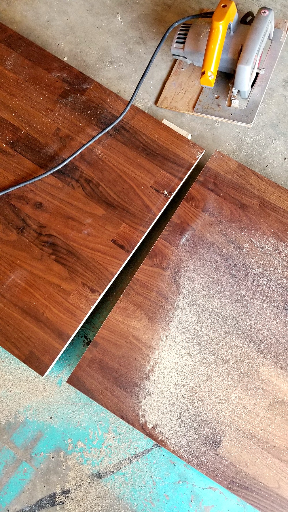 Cutting And Installing Ikea Karlby Walnut Counter Dans Le Lakehouse