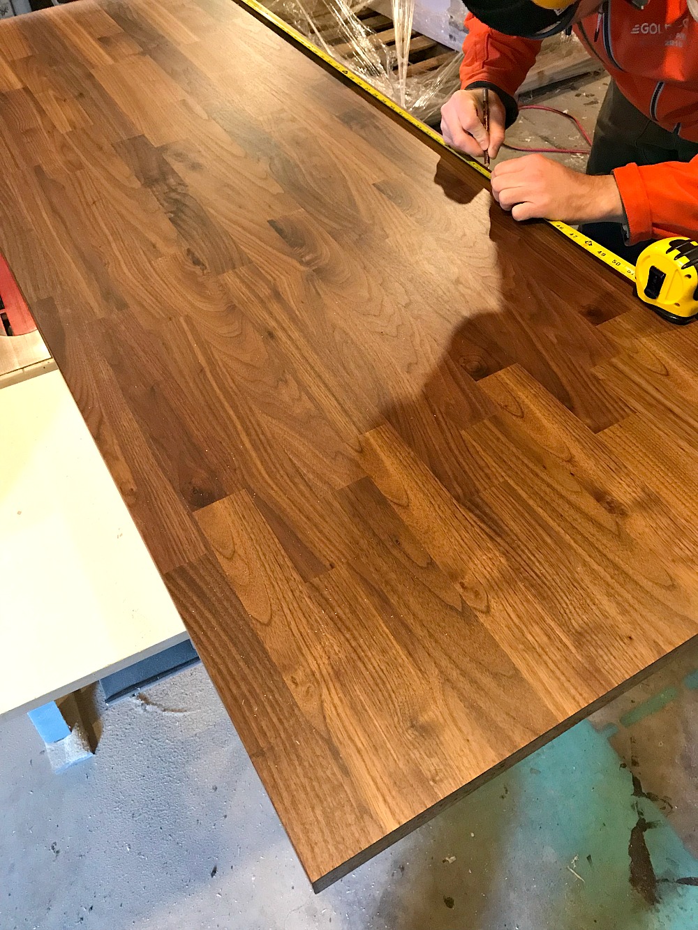 Cutting And Installing Ikea Karlby Walnut Counter Dans Le Lakehouse