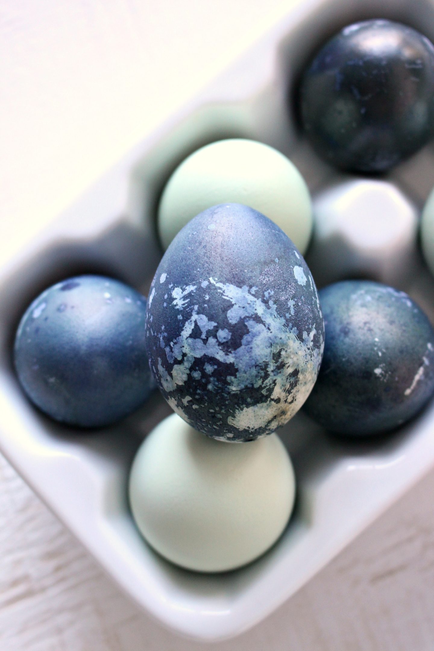 dye-easter-eggs-with-blueberries-naturally-dyed-easter-eggs-dans-le