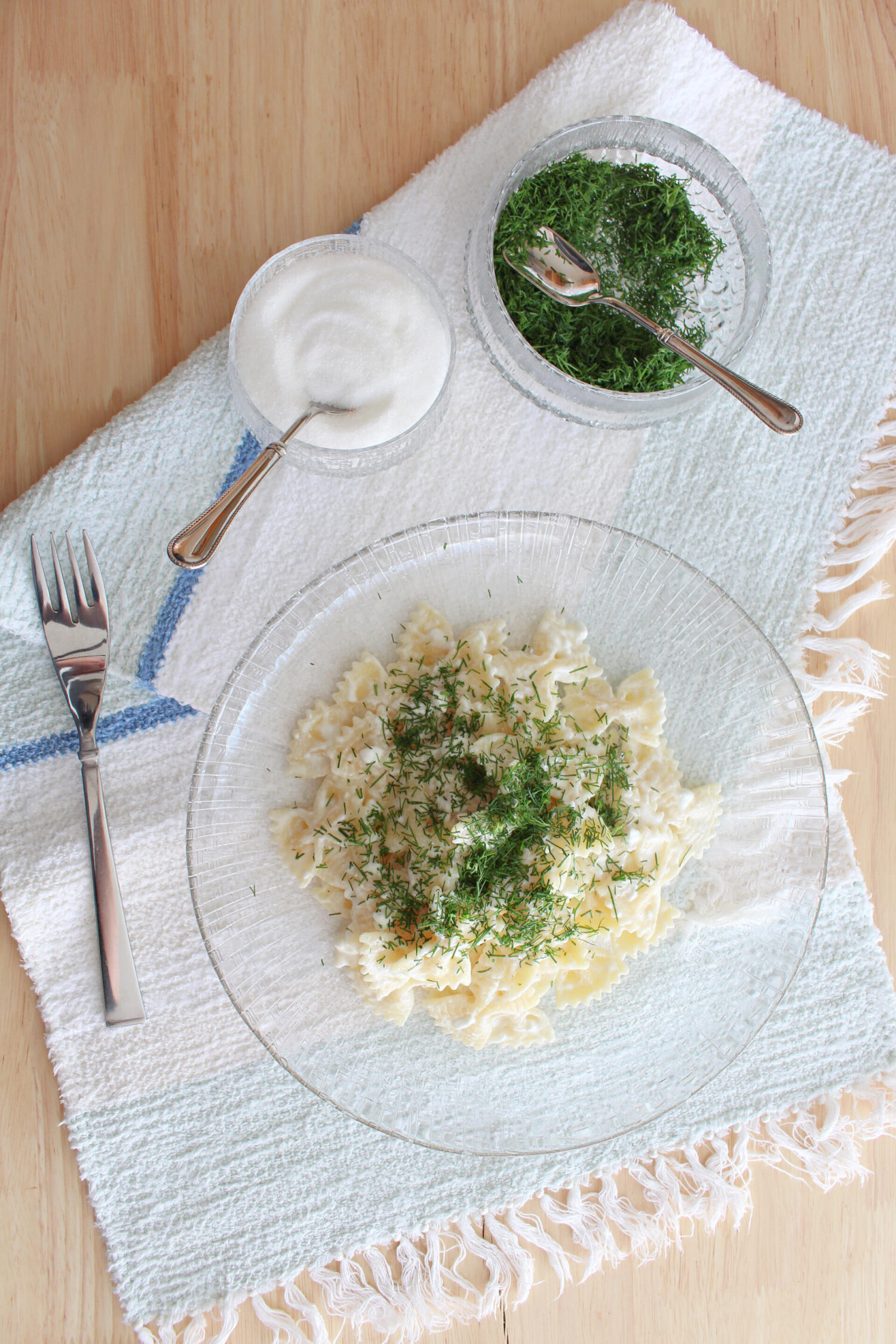Hungarian cottage cheese pasta with sugar and dill topping