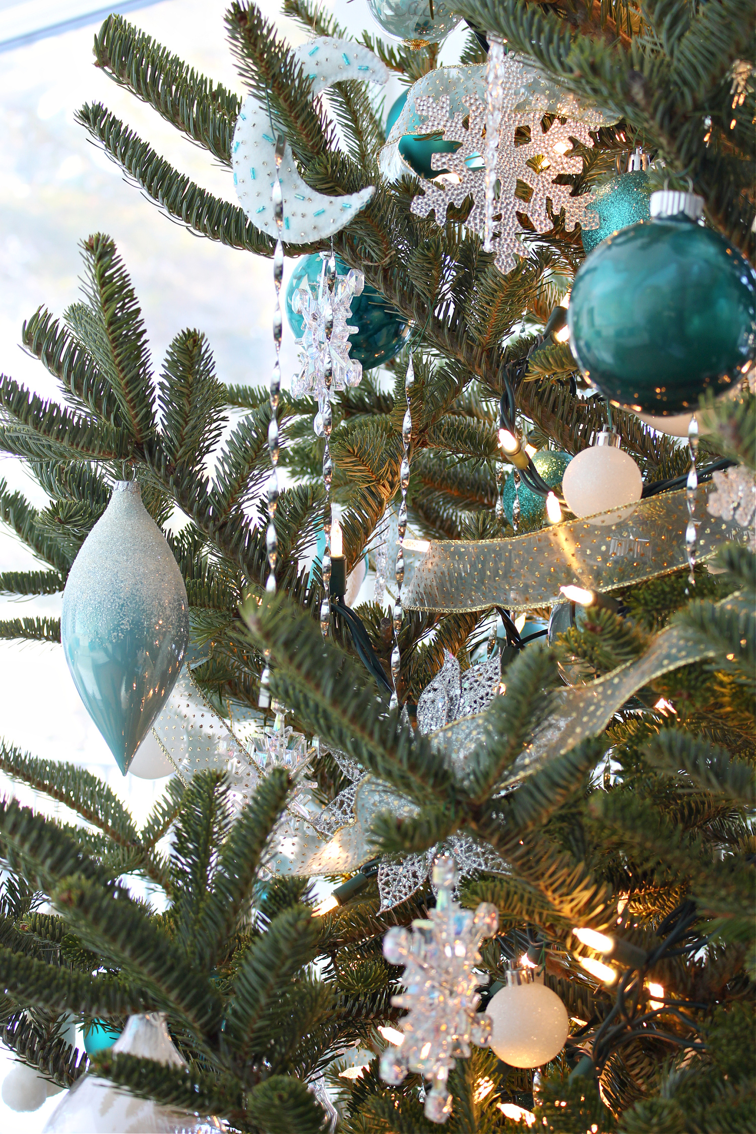 Aqua Christmas Tree Decorating Inspiration